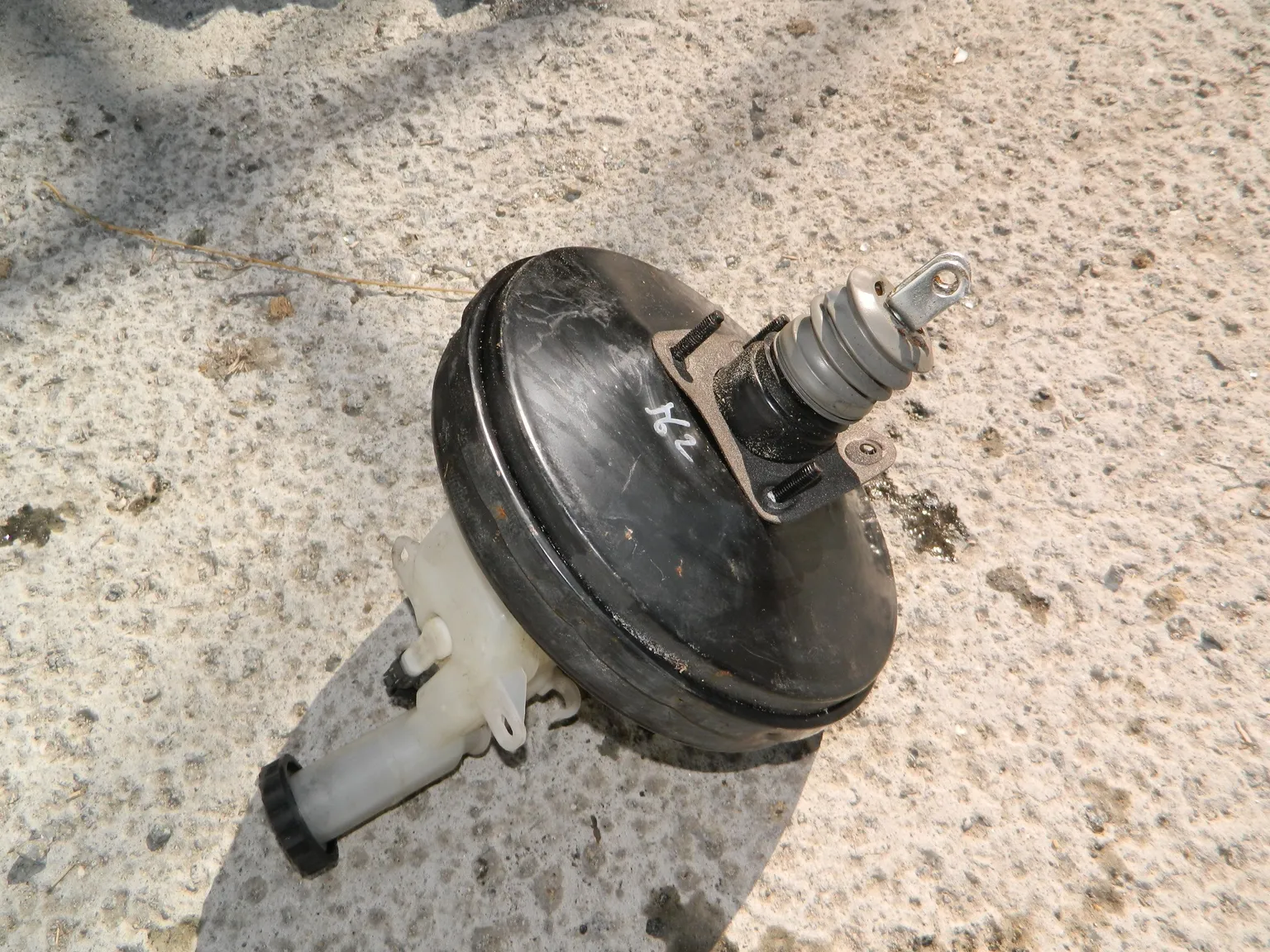 Главный тормозной цилиндр с вакуумником MITSUBISHI CW5W (Контрактный) 1096640143