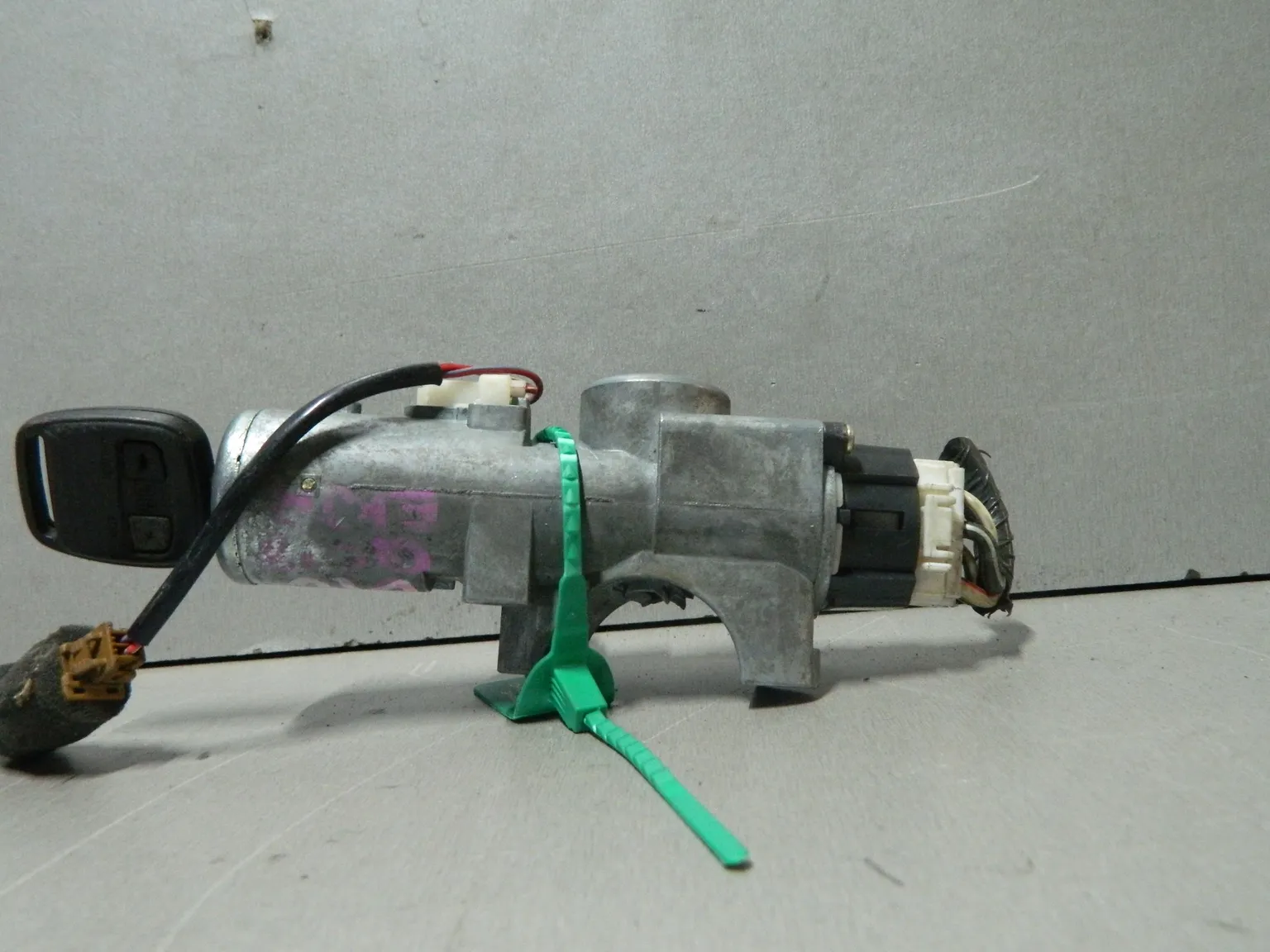 Замок зажигания NISSAN TINO V10 (Контрактный) 81532358