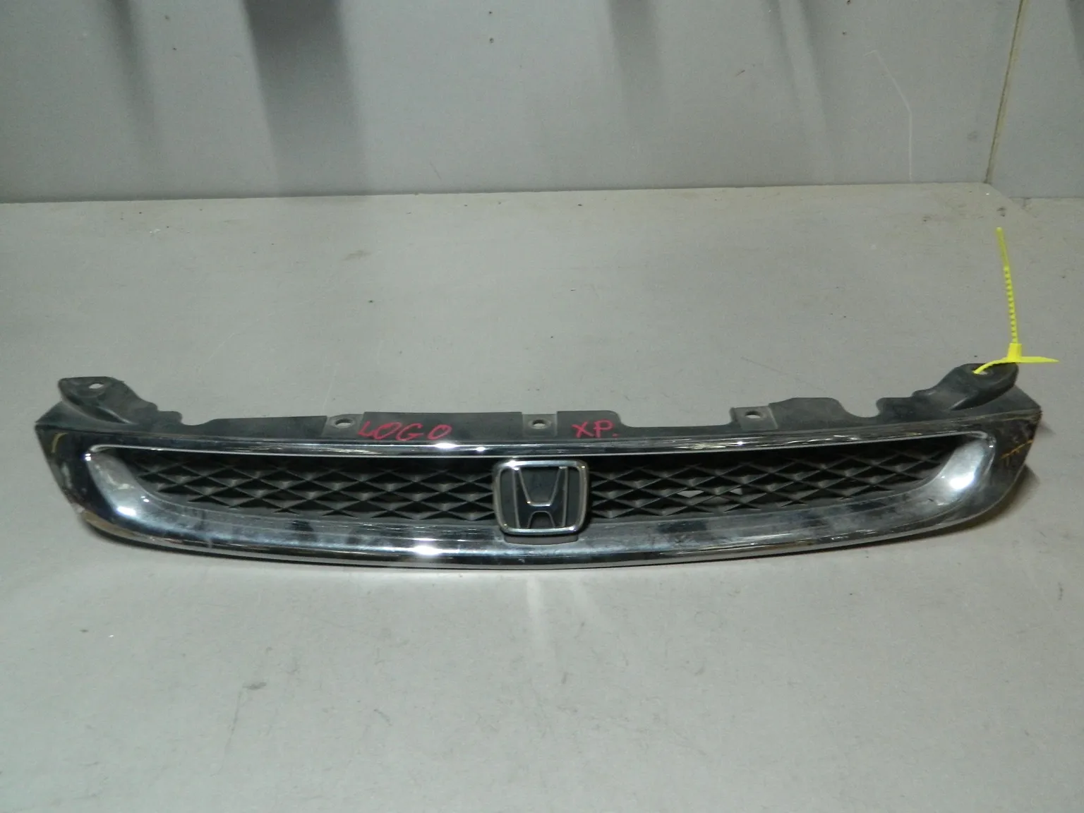Решетка радиатора HONDA LOGO GA3 (Контрактный) 79773022