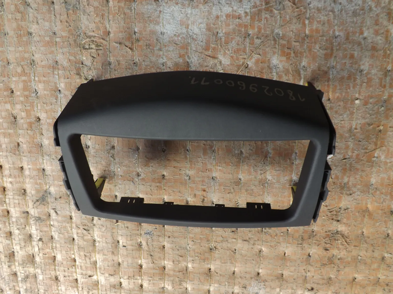 Рамка магнитолы TOYOTA RAV4 ACA36 (Контрактный) 1802960011