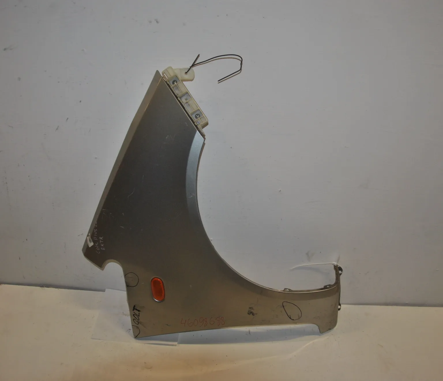 Крыло MITSUBISHI COLT PLUS Z24W Перед Прав (Контрактный) 46098688