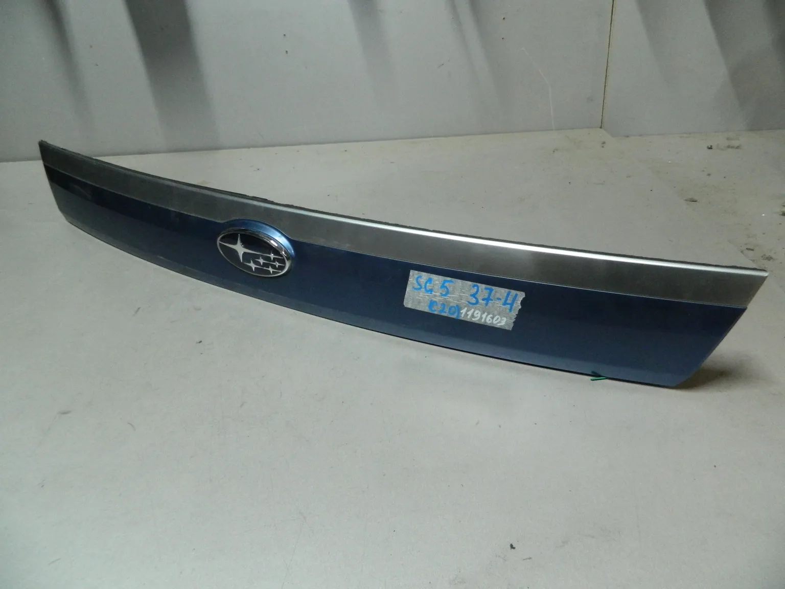 Накладка двери багажника SUBARU FORESTER SG5 (Контрактный) 81540844