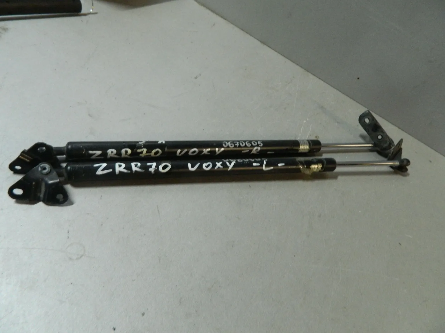 Амортизатор багажника TOYOTA VOXY ZRR70 (Контрактный) 81528933