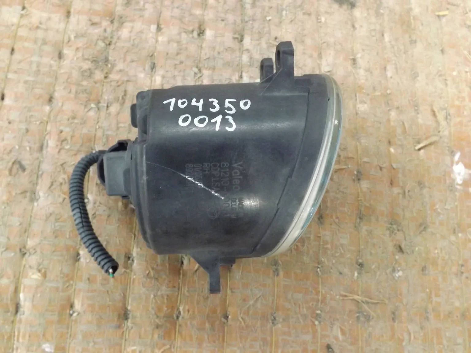 Фара противотуманная TOYOTA AVENSIS AZT251 Перед Прав (Контрактный) 1043500013