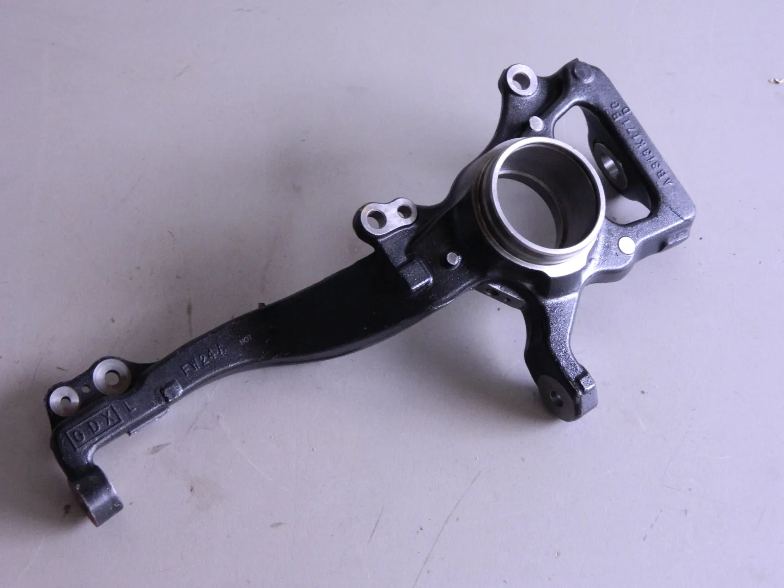 Кулак поворотный GENERAL PARTS UC3B3303XB MAZDA BT-50 / FORD RANGER 2011- Лев