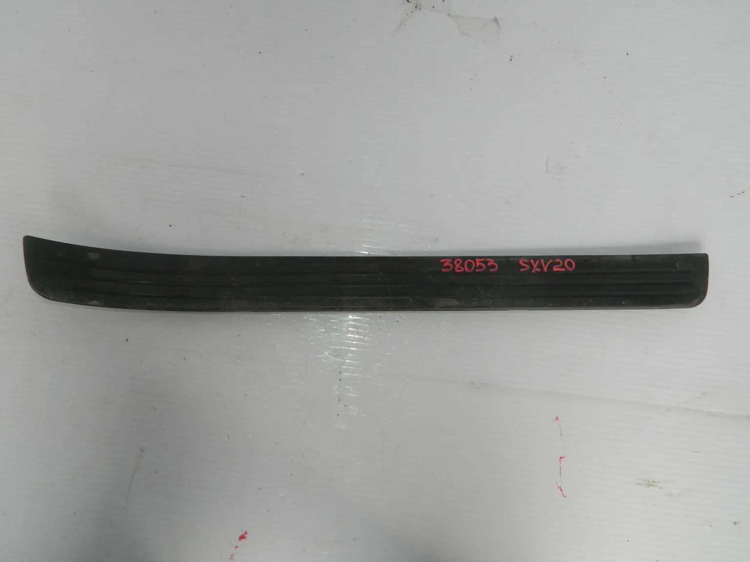 Накладка на порог TOYOTA CAMRY GRACIA Лев SXV20 5SFE (Б/У)