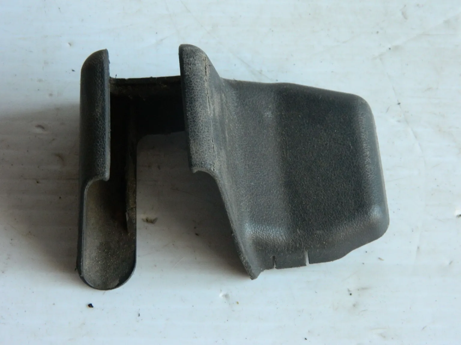 Накладка крепления сидений TOYOTA COROLLA ZZE120 4ZZFE Перед Лев (Б/У) 7213802040