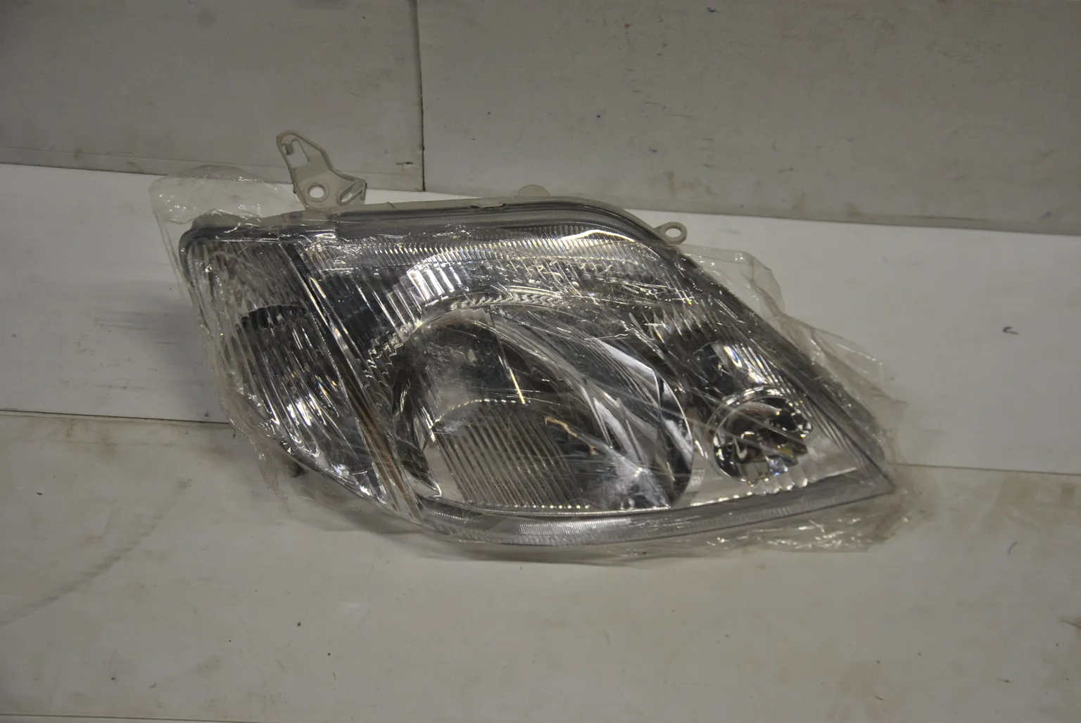 Фара TYC TG21211B5RLDE TYC TOYOTA COROLLA 01- R