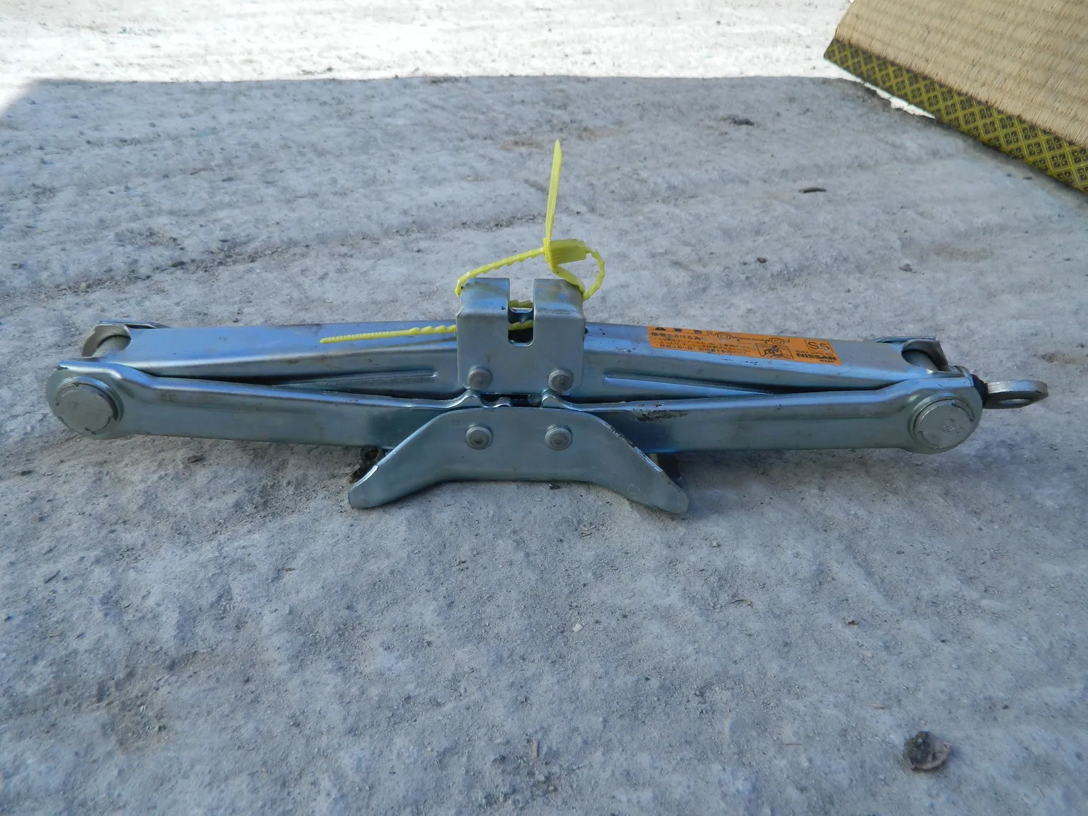 Домкрат NISSAN 1050kg (Контрактный) 94599592