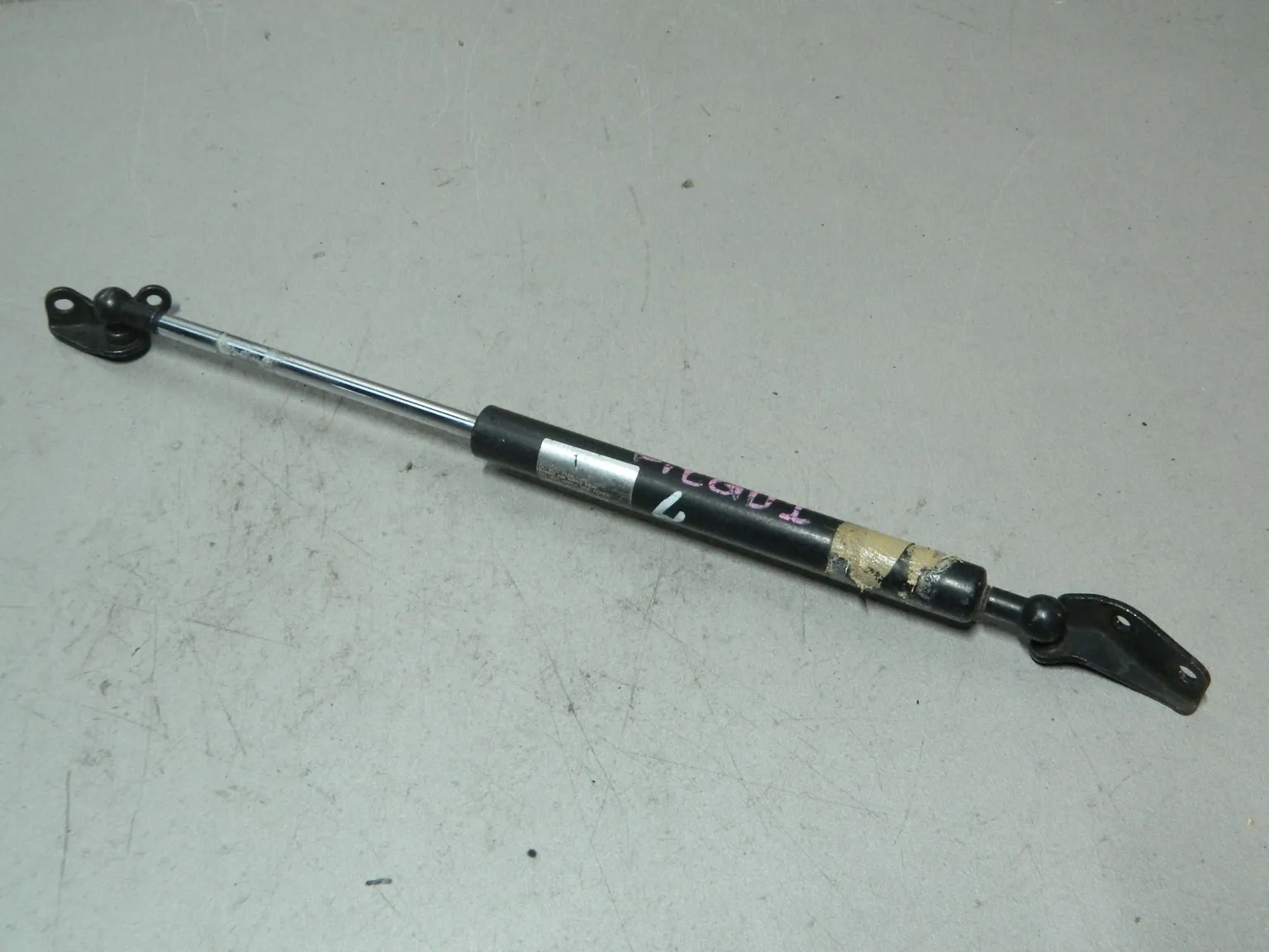 Амортизатор багажника HONDA FIT GD1 Лев (Контрактный) 81528953