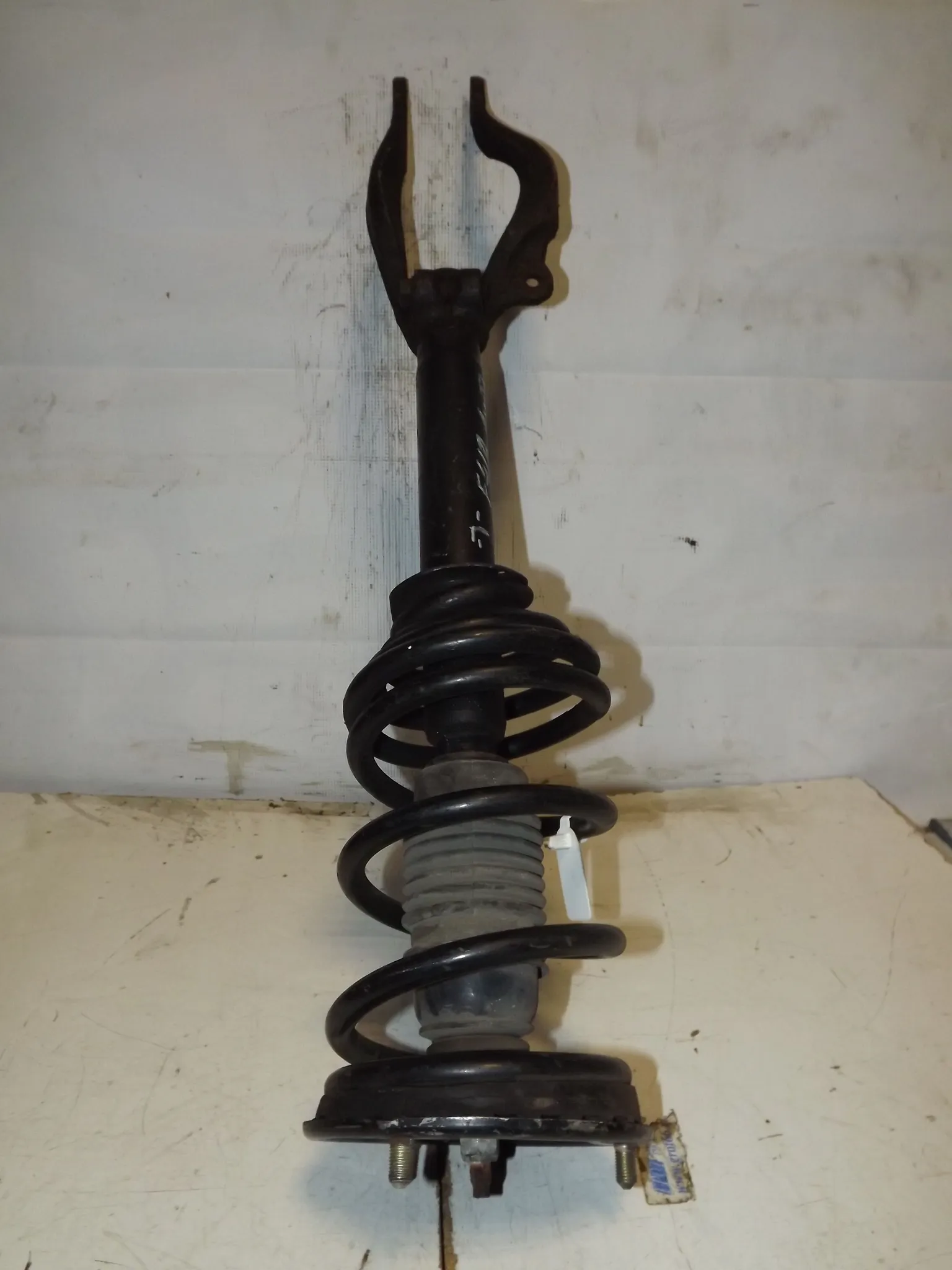 Стойка подвески MITSUBISHI DIAMANTE F41A Перед Лев (Контрактный)