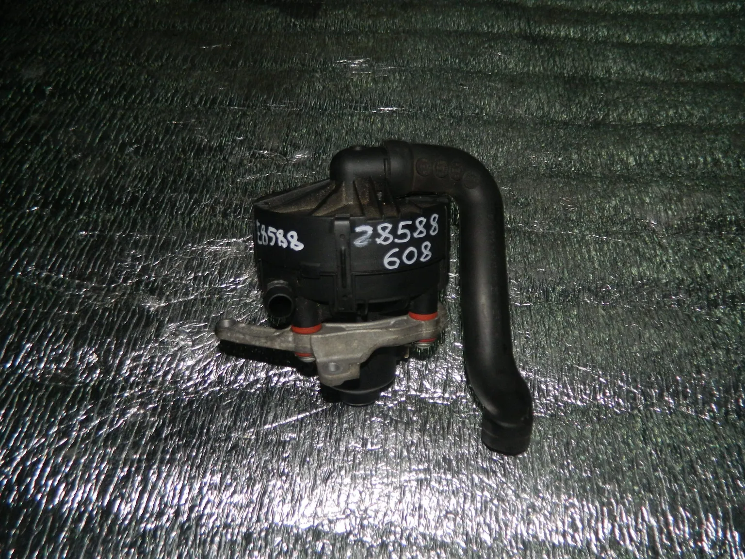 Насос продувки катализатора MERCEDES-BENZ E-CLASS W211 (Контрактный) 28588608