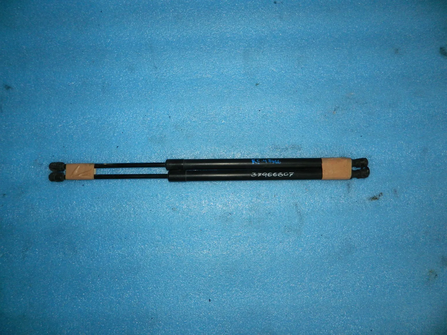 Амортизатор 5-й двери HONDA CR-V RE4 (ПАРА) (Контрактный) 37966607