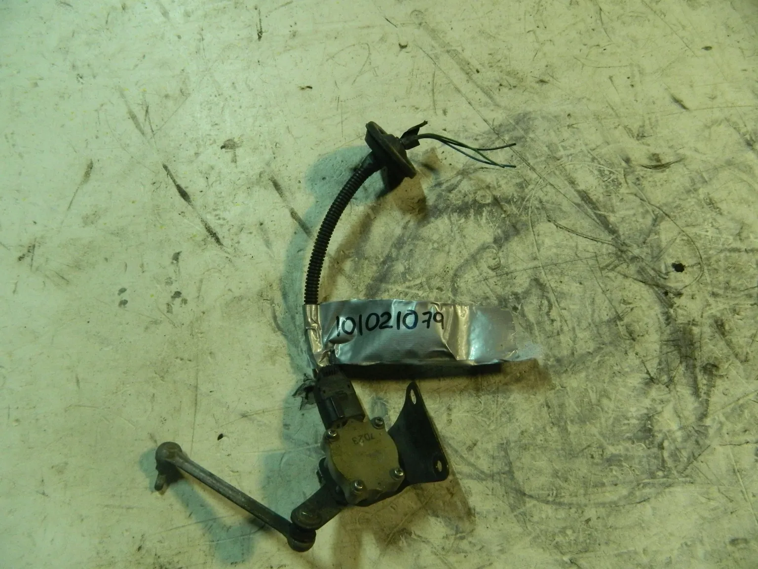 Датчик высоты дорожного просвета TOYOTA AVENSIS AZT251 (Контрактный) 101021079