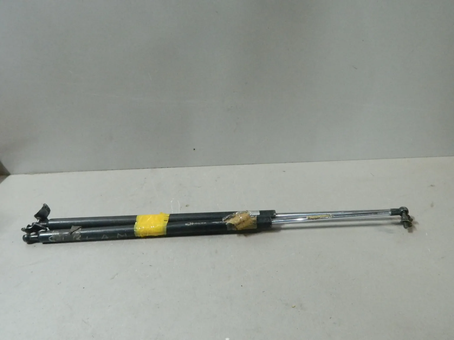 Амортизатор багажника HONDA STREAM RN1 (Контрактный) 81528988