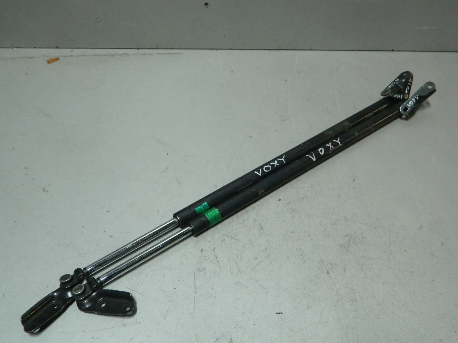 Амортизатор багажника TOYOTA VOXY AZR60 (Контрактный) 81532210