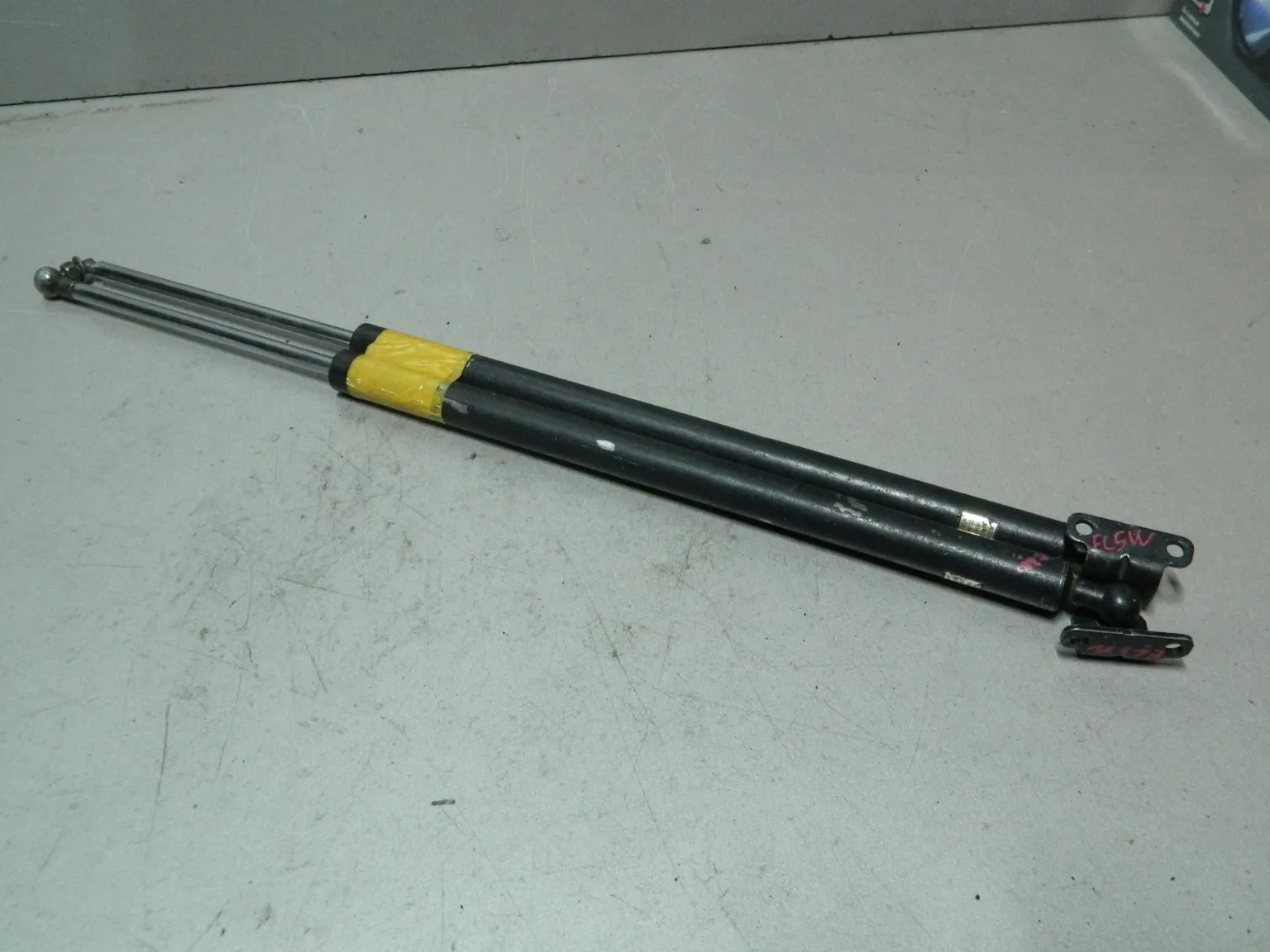 Амортизатор багажника MITSUBISHI LEGNUM EC5W (Контрактный) 81528848