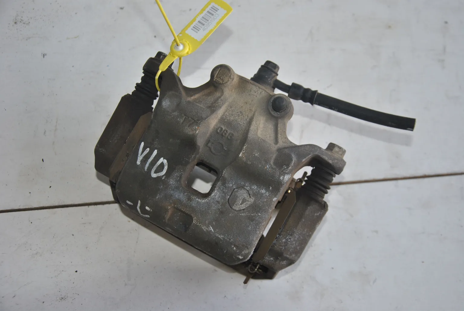 Суппорт тормозной NISSAN TINO V10 Перед Лев (Контрактный) 40951903