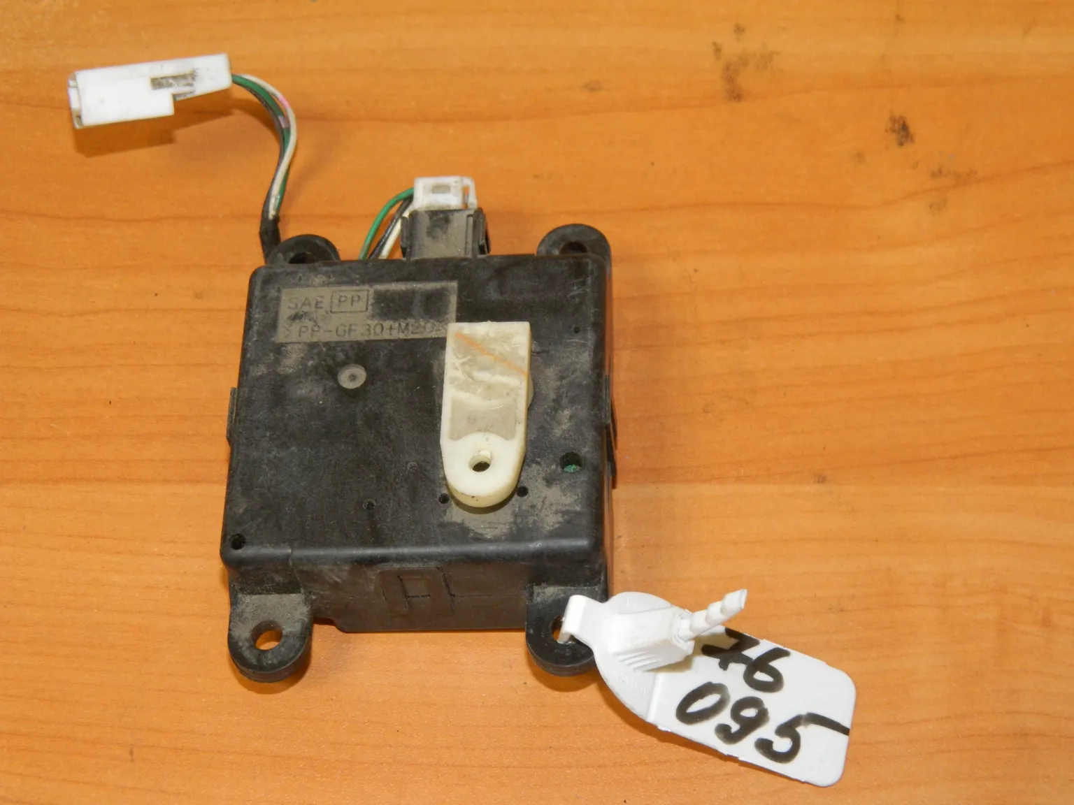 Моторчик заслонки печки NISSAN MAXIMA A33 (Б/У) 76095