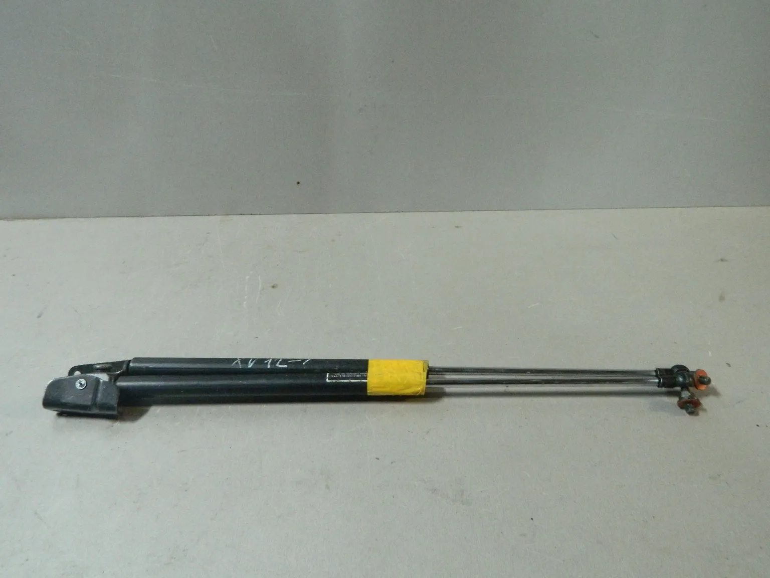 Амортизатор багажника SUBARU IMPREZA GP7 (Контрактный) 81532160