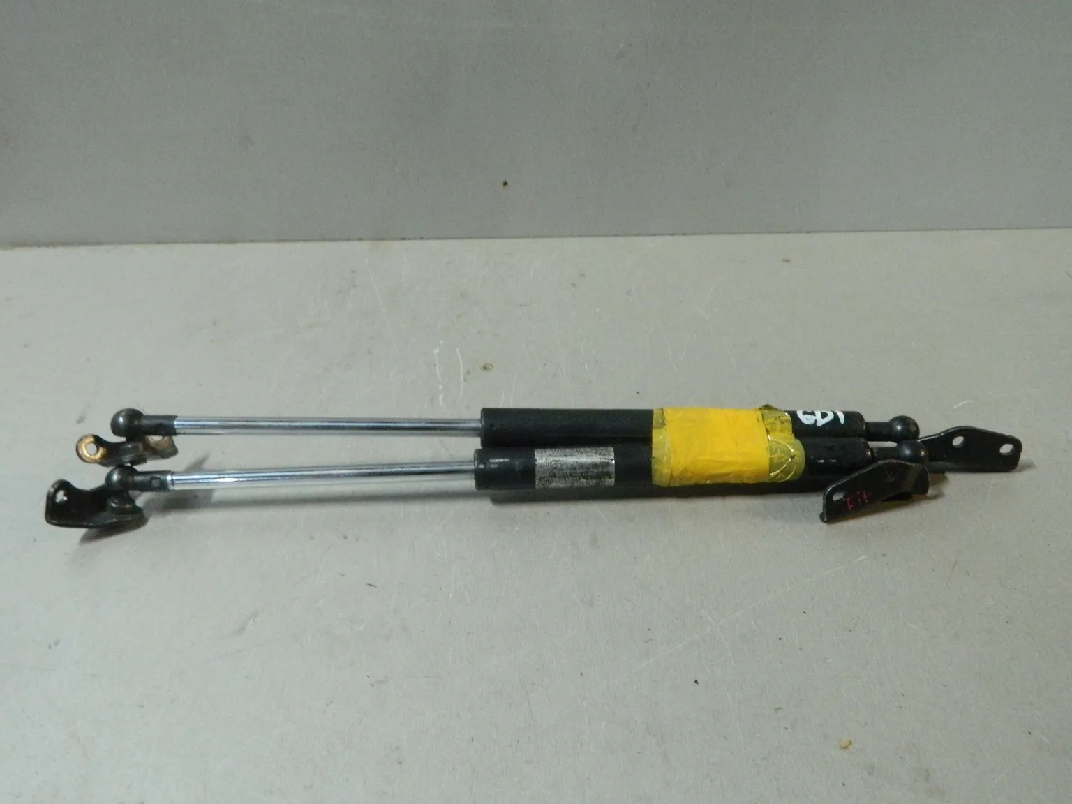 Амортизатор багажника HONDA FIT GD1 (Контрaктный) 81528984