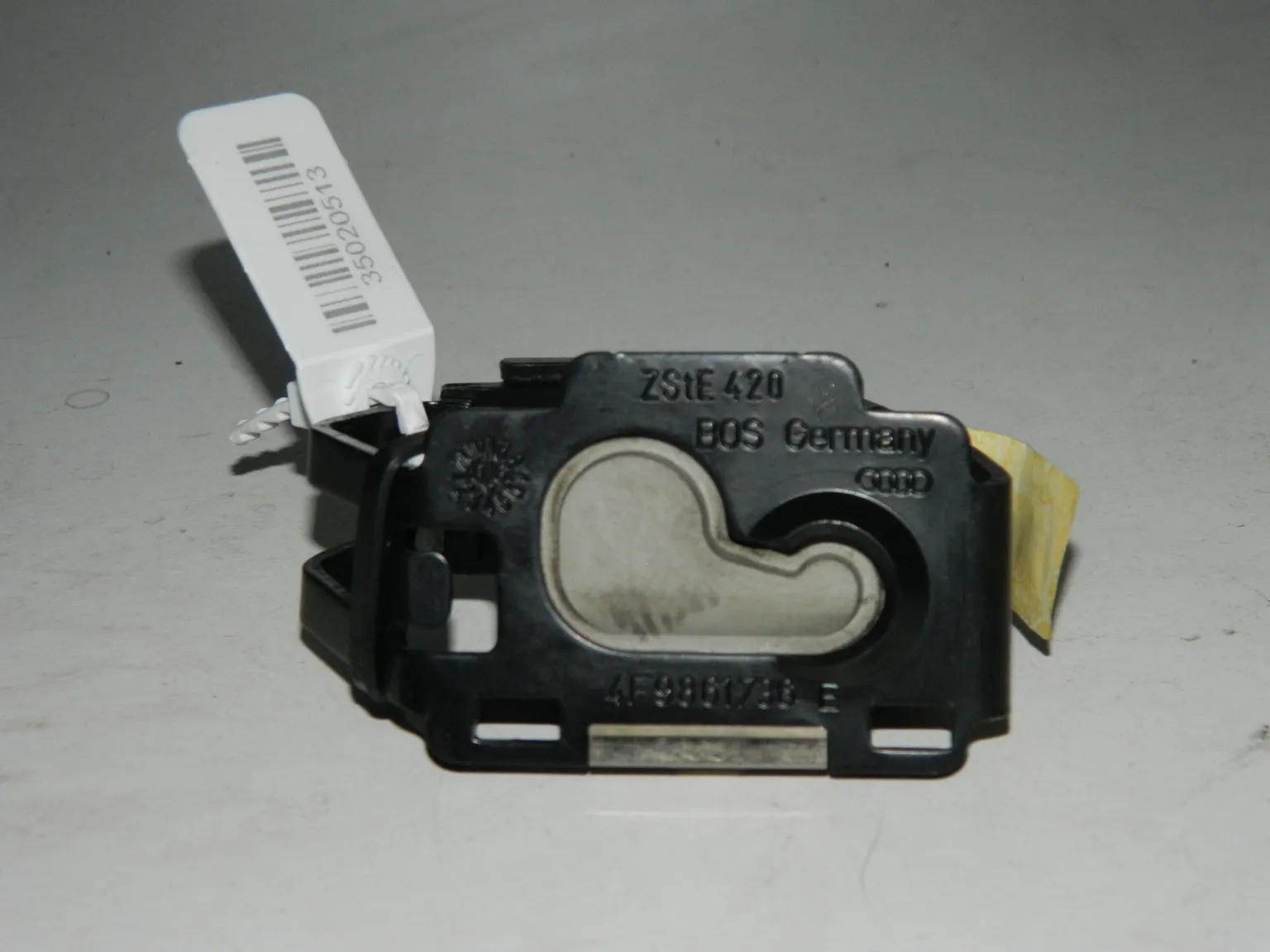 Кронштейн полки багажника AUDI Q7 4L (Б/У) 35020513