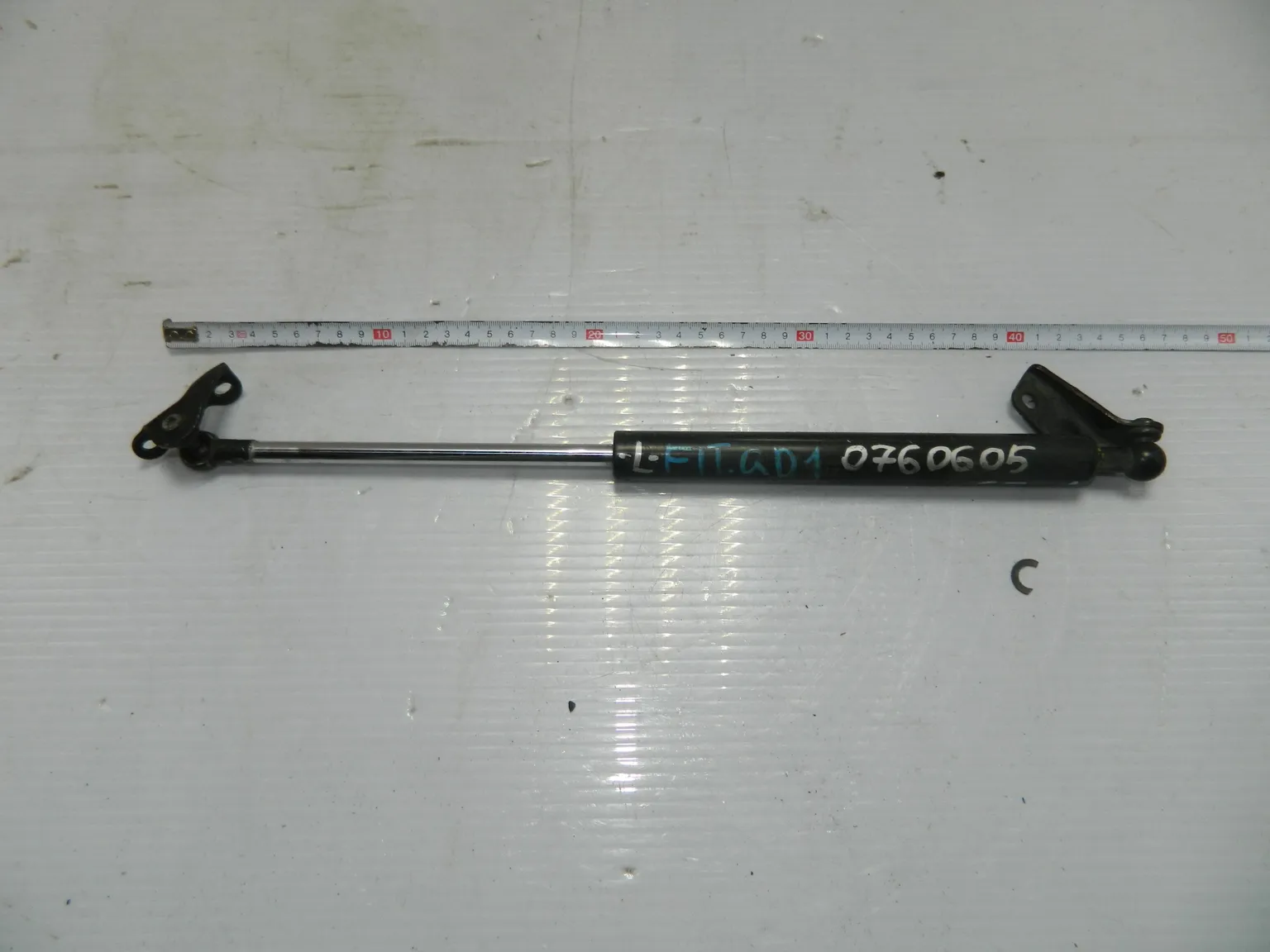 Амортизатор багажника HONDA FIT GD1 Лев (Контрaктный) 81528867