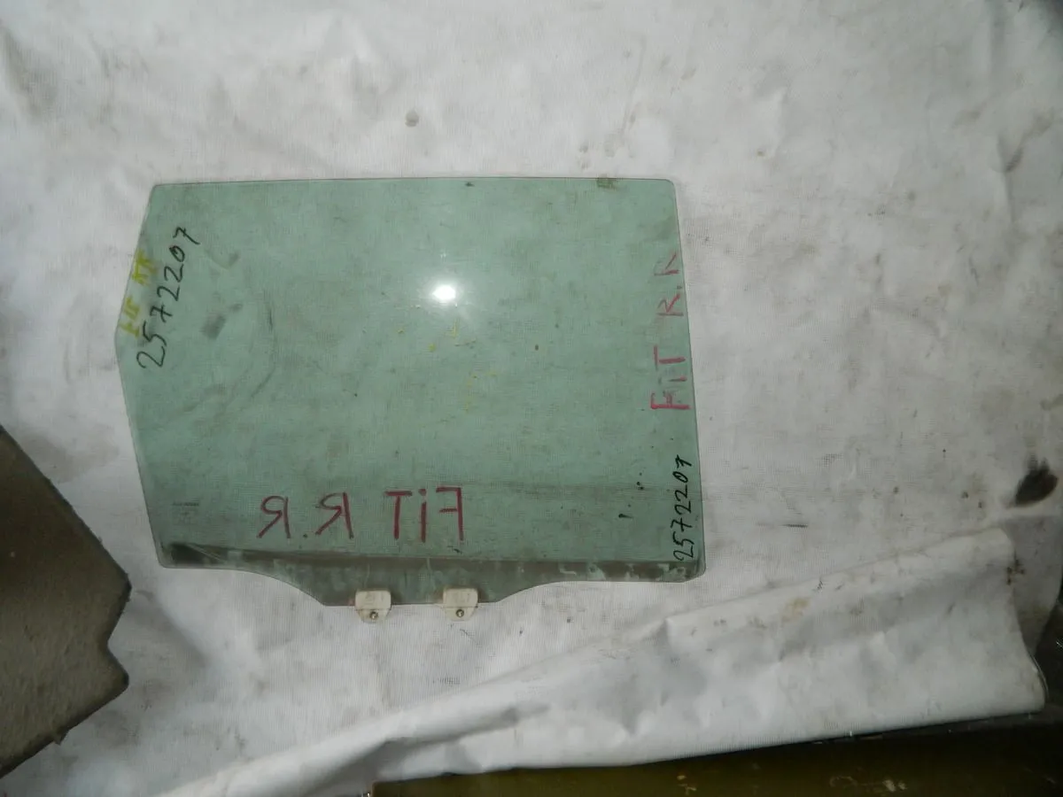 Стекло двери HONDA FIT GD1 Задн. Прав (Контрактный) 2572207