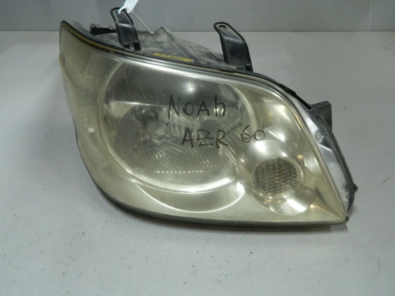 Фара TOYOTA VOXY AZR60 Перед Прав 28151 (Контрактный) 68000542