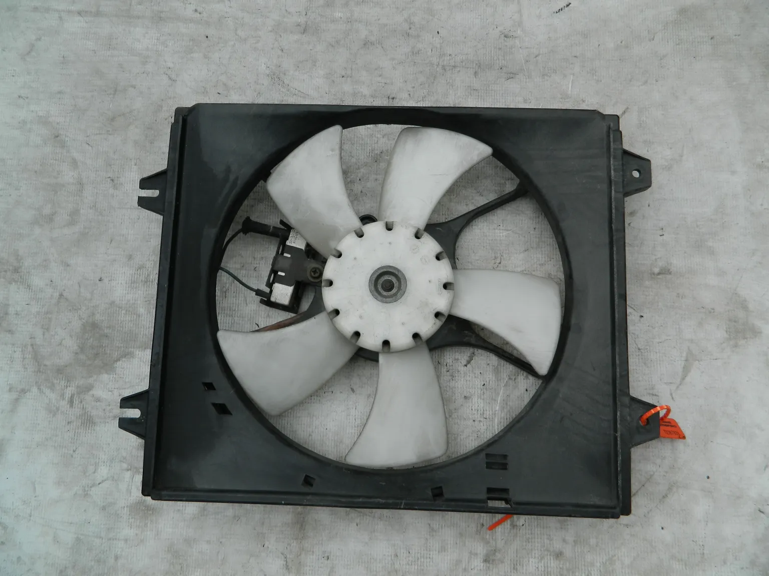 Диффузор радиатора MITSUBISHI DIAMANTE F13A (Контрактный) 72367931