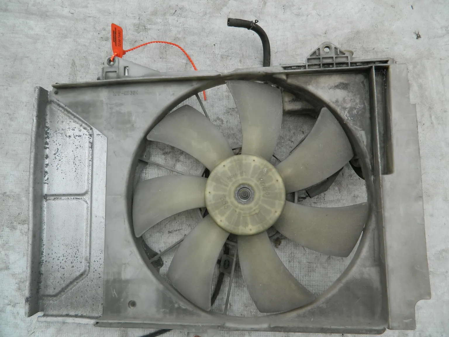 Диффузор радиатора TOYOTA VITZ SCP10 (Контрактный) 72367880