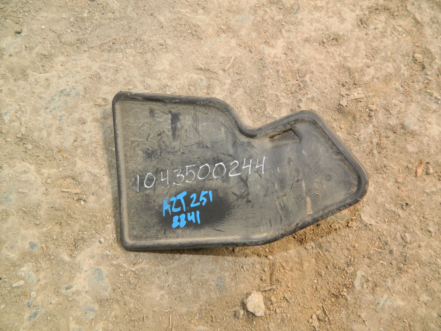 Брызговик TOYOTA AVENSIS AZT251 Зад Прав (Контрактный) 1043500244