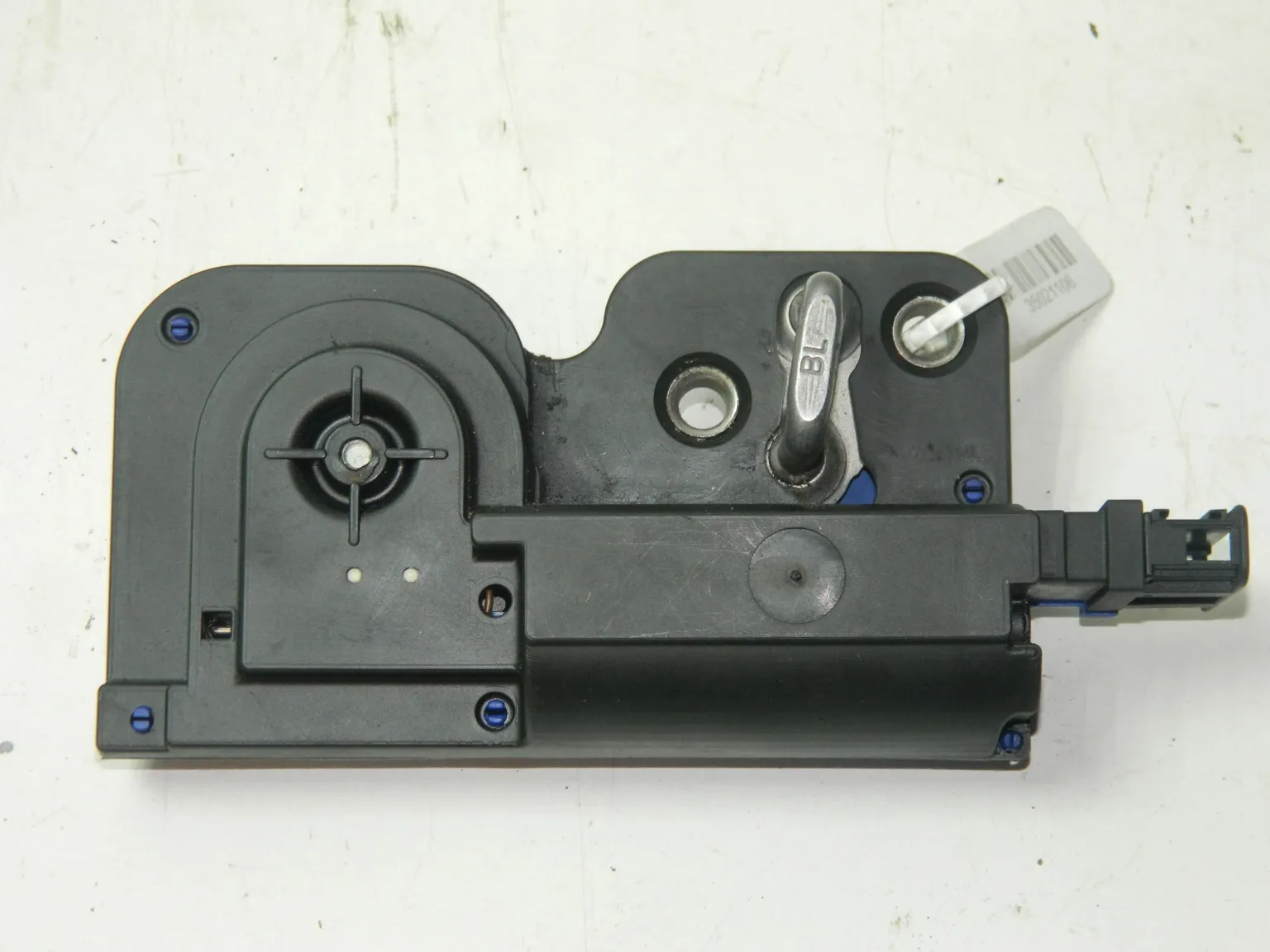 Фиксатор замка багажника HYUNDAI EQUUS G6DA 2013-2015 (Б/У) 35021106 812103M010