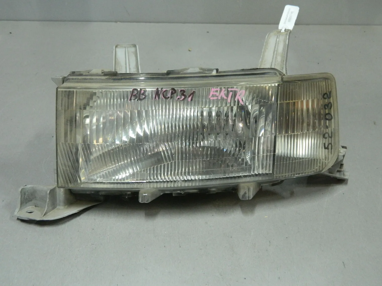 Фара TOYOTA BB NCP31 Перед Лев 52032 (Контрактный) 68000746