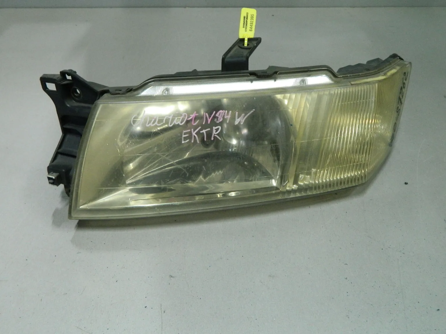 Фара MITSUBISHI CHARIOT N84W Перед Лев (Контрактный) 64492395