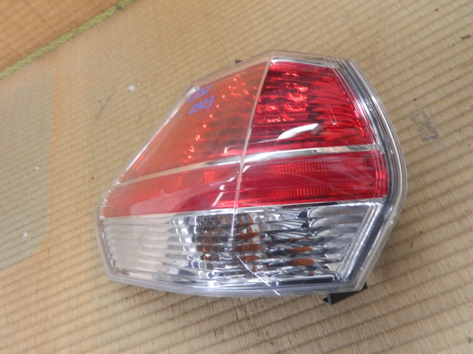 Фонарь NISSAN X-TRAIL NT32 Зад Лев (Контрактный) 22923054