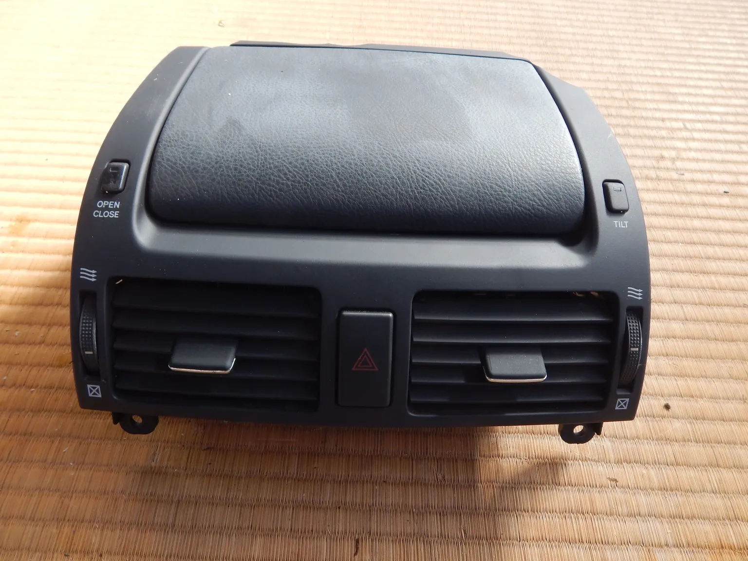 Бардачек Toyota Avensis AZT250 (контрактный) 37550001