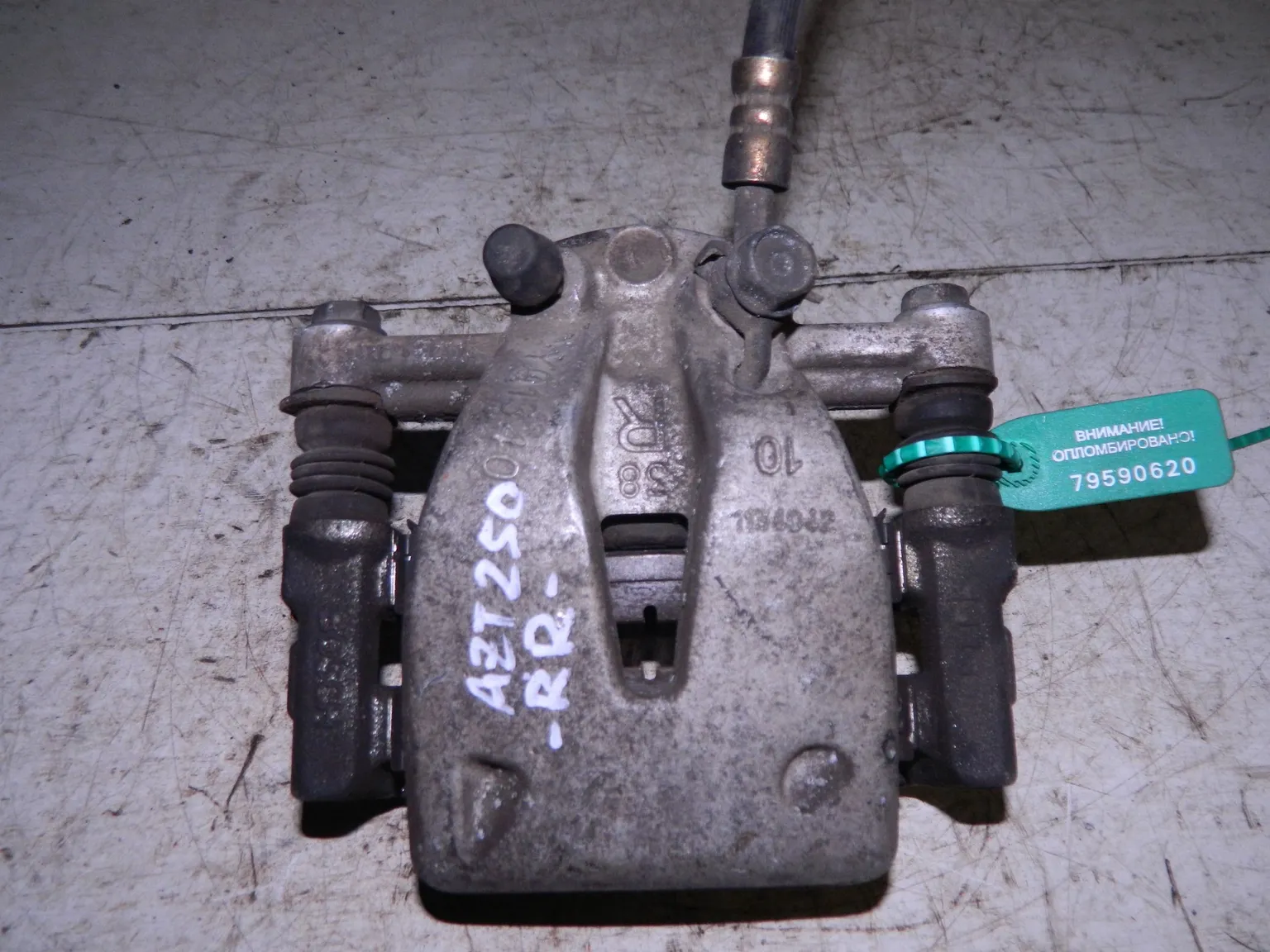 Суппорт TOYOTA  AVENSIS AZT250 Зад Прав (Контрактный) 79590620