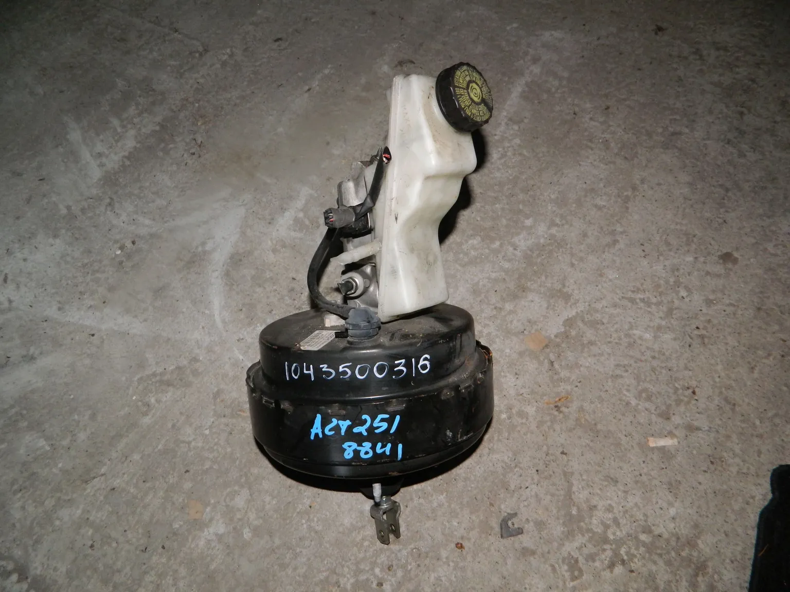 Главный тормозной цилиндр TOYOTA AVENSIS AZT251 (Контрактный) 1043500316