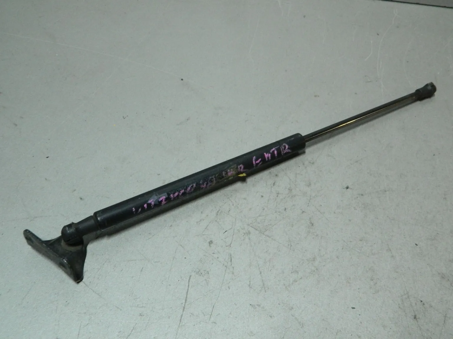 Амортизатор багажника TOYOTA VITZ KSP90 Прав (Контрактный) 81532195