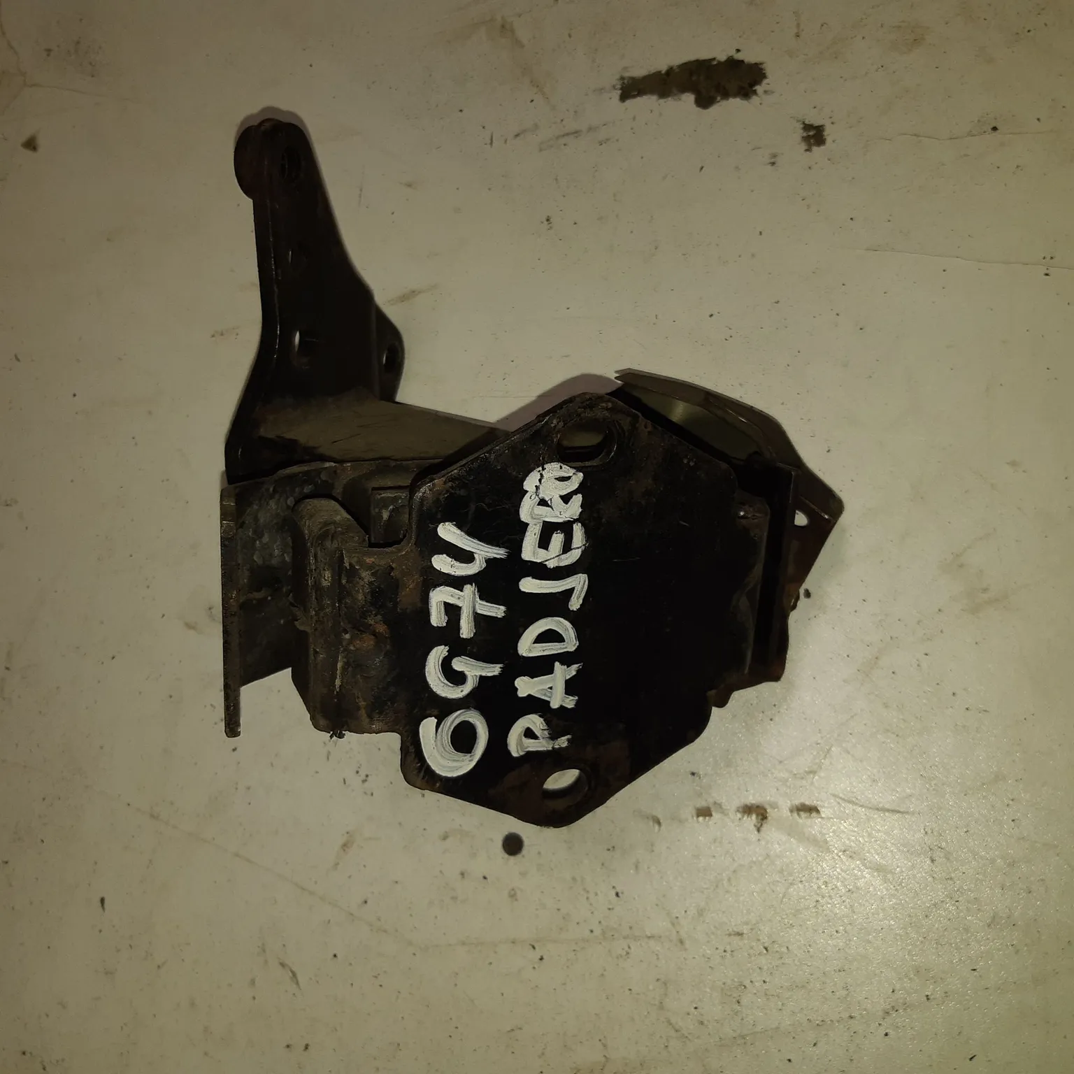 Подушка двигателя MITSUBISHI PAJERO 6G74 (Контрактный)