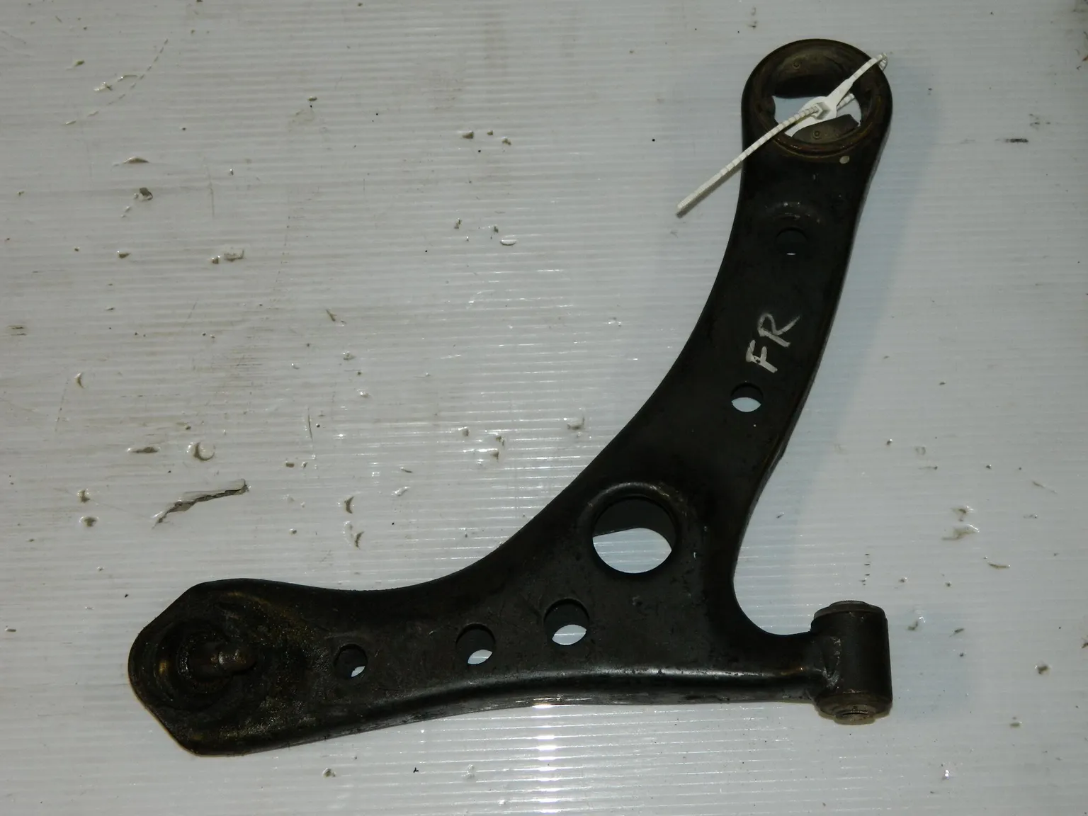 Рычаг подвески TOYOTA VOXY AZR60 Перед Прав (Контрактный)