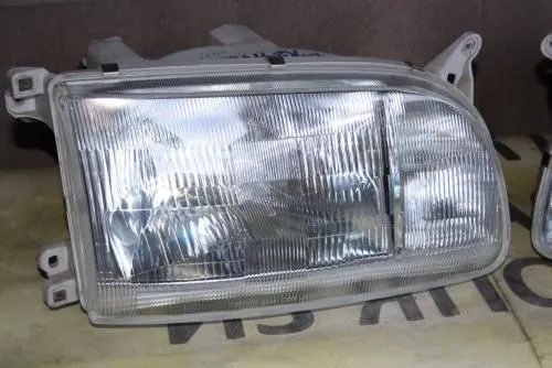 Фара DEPO 2121157RRD TOYOTA HIACE 94- R