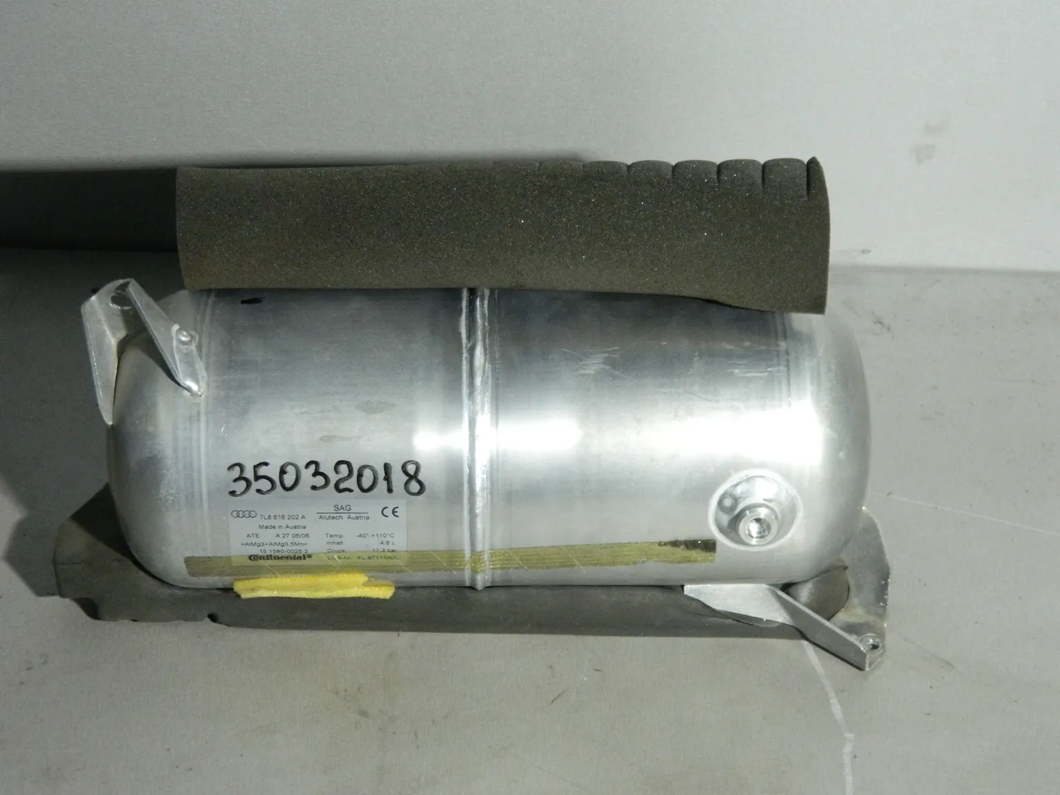 Ресивер пневмоподвески AUDI Q7 4L BHK Задн (Б/У) 35032018 7L8616202A