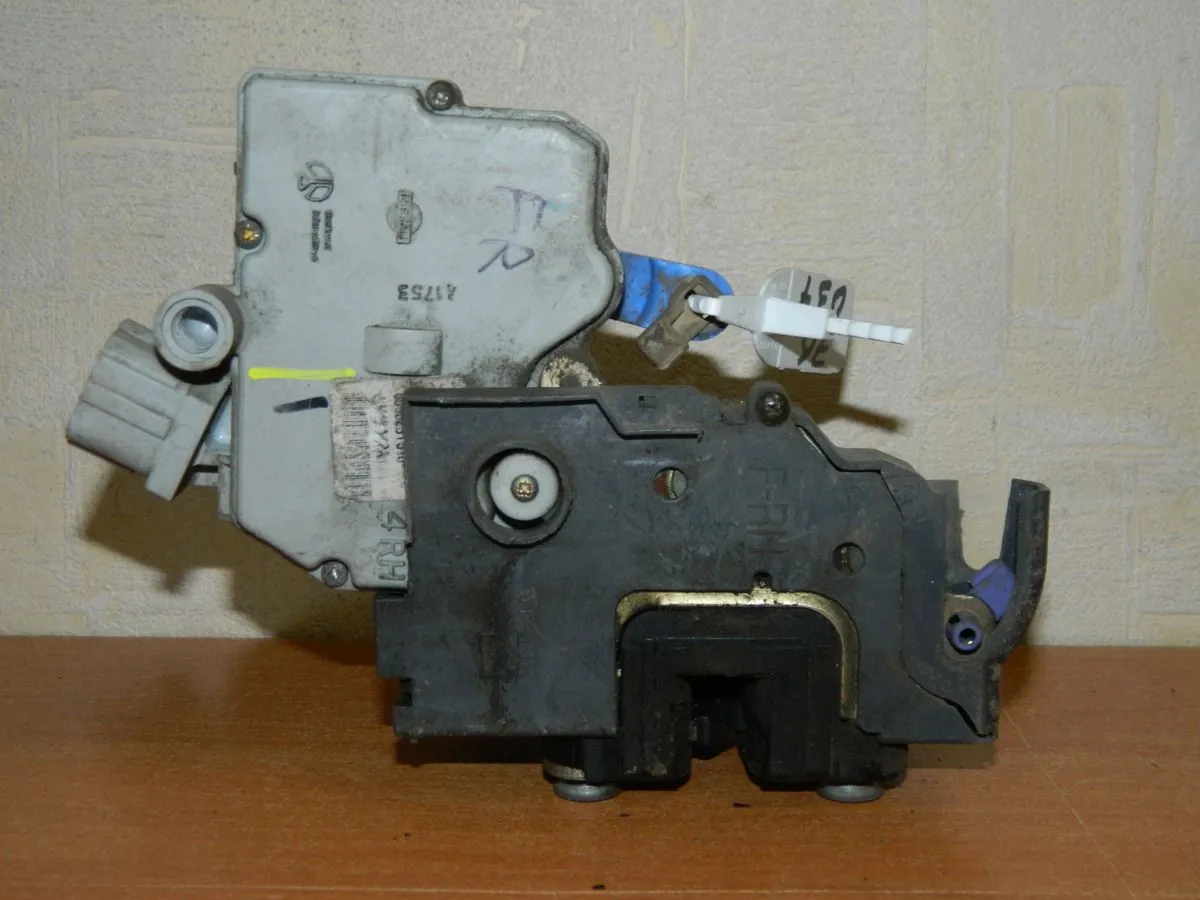 Замок двери NISSAN MAXIMA A33 Перед Прав (Kонтрактный) 76037