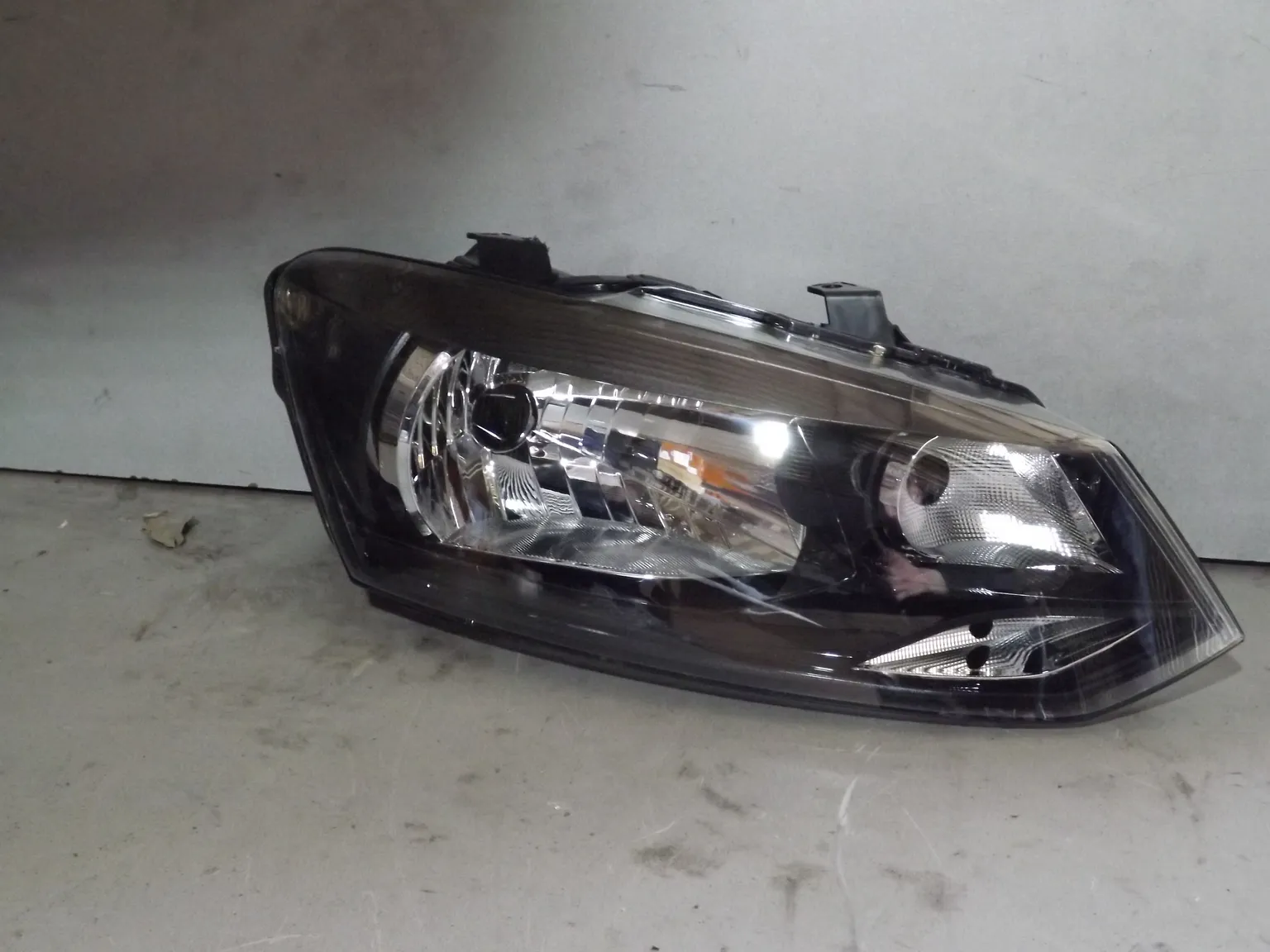 Фара ATB 1AVP5080R VOLKSWAGEN POLO V 2009-2020 (1 лампа под эл. кор) Прав
