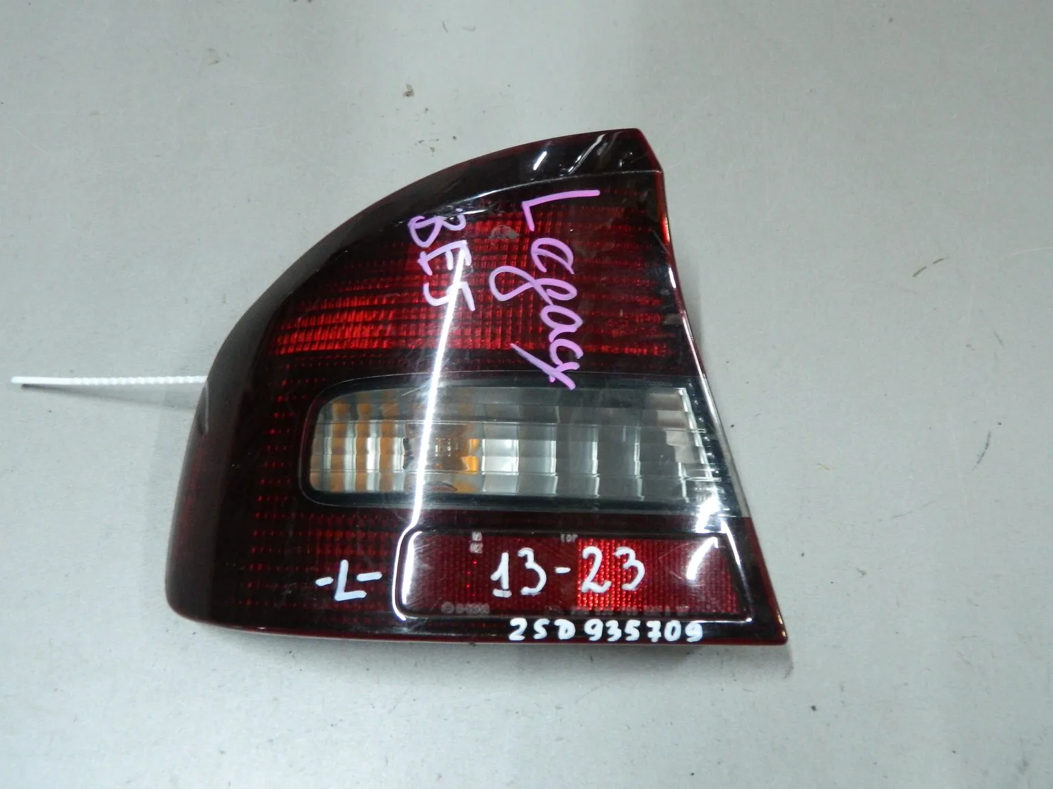 Фонарь SUBARU LEGACY BE5 Зад Лев 1323 (Контрактный) 68000243