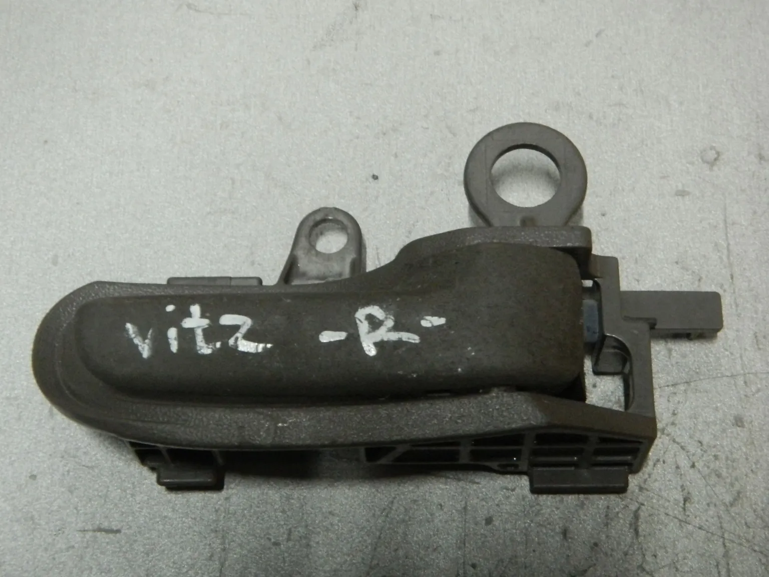 Ручка двери внутренняя TOYOTA VITZ SCP10 Прав (Контрактный) 81528317