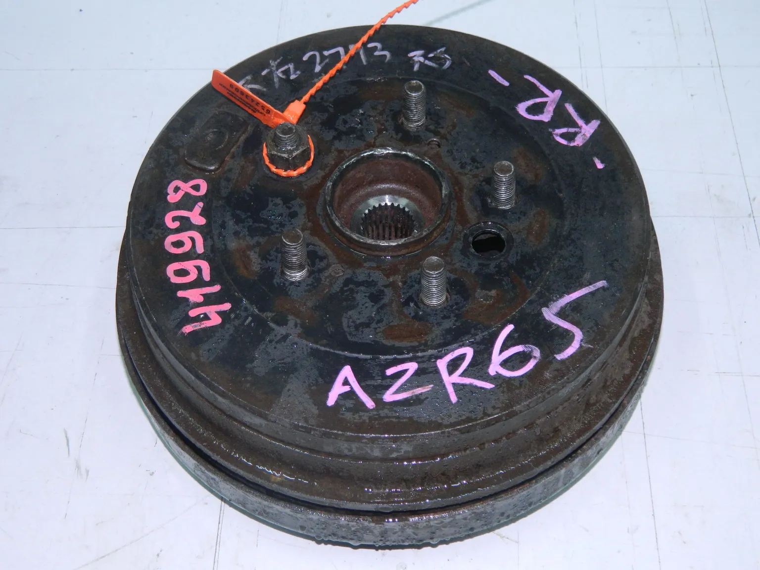 Ступица TOYOTA VOXY AZR65 Зад Прав (Контрактный) 65243609