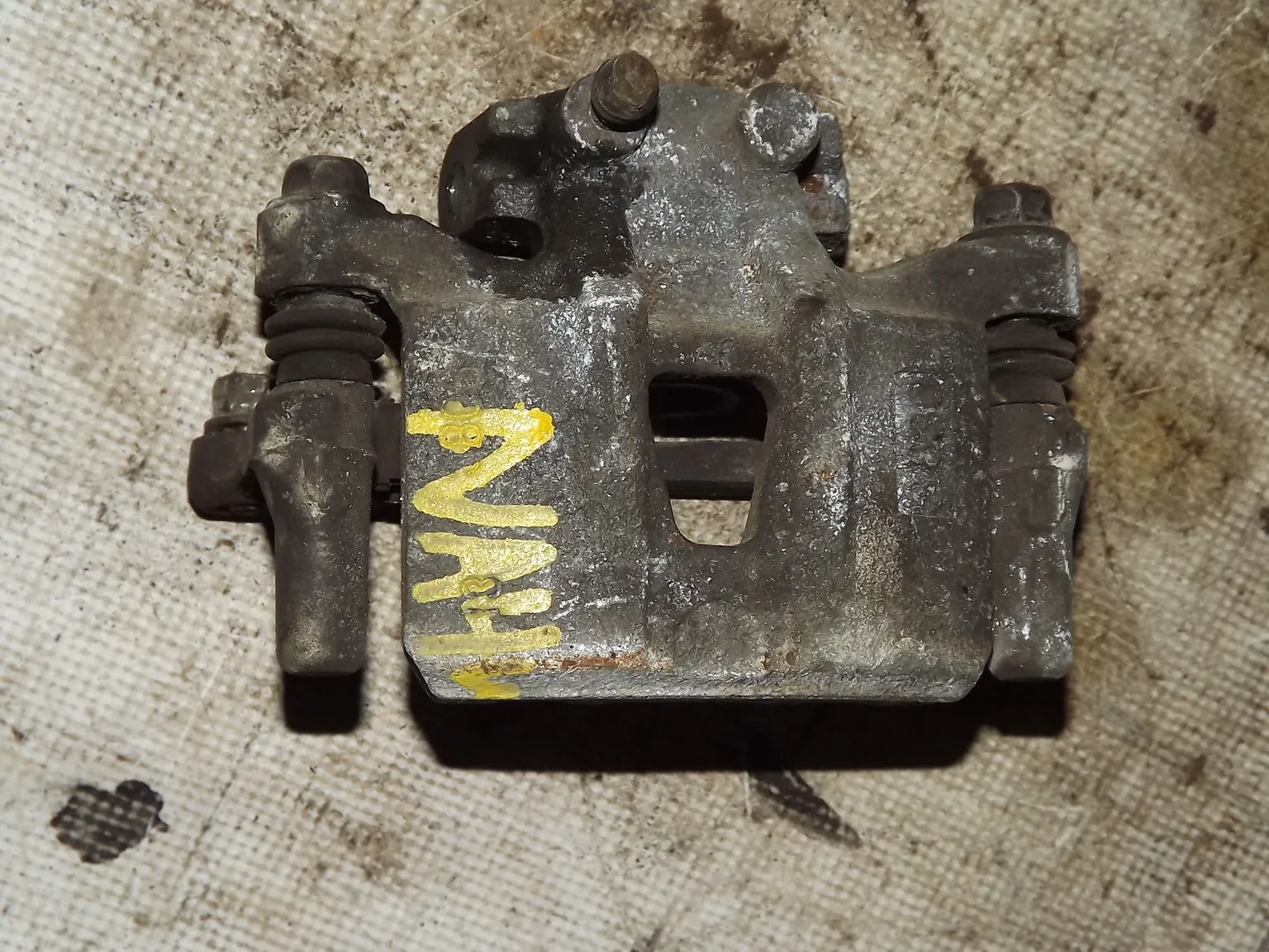 Суппорт MITSUBISHI GRANDIS NA4W Зад Лев (Контрактный) 35017203